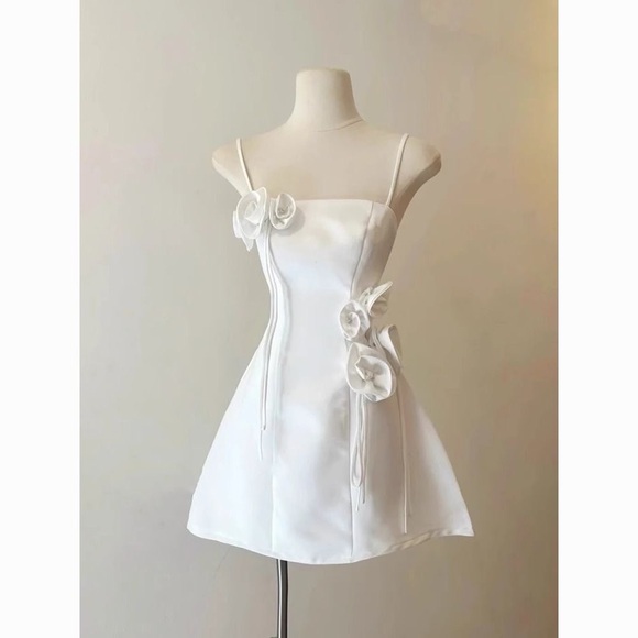 Dresses & Skirts - Chic White Floral Mini Dress